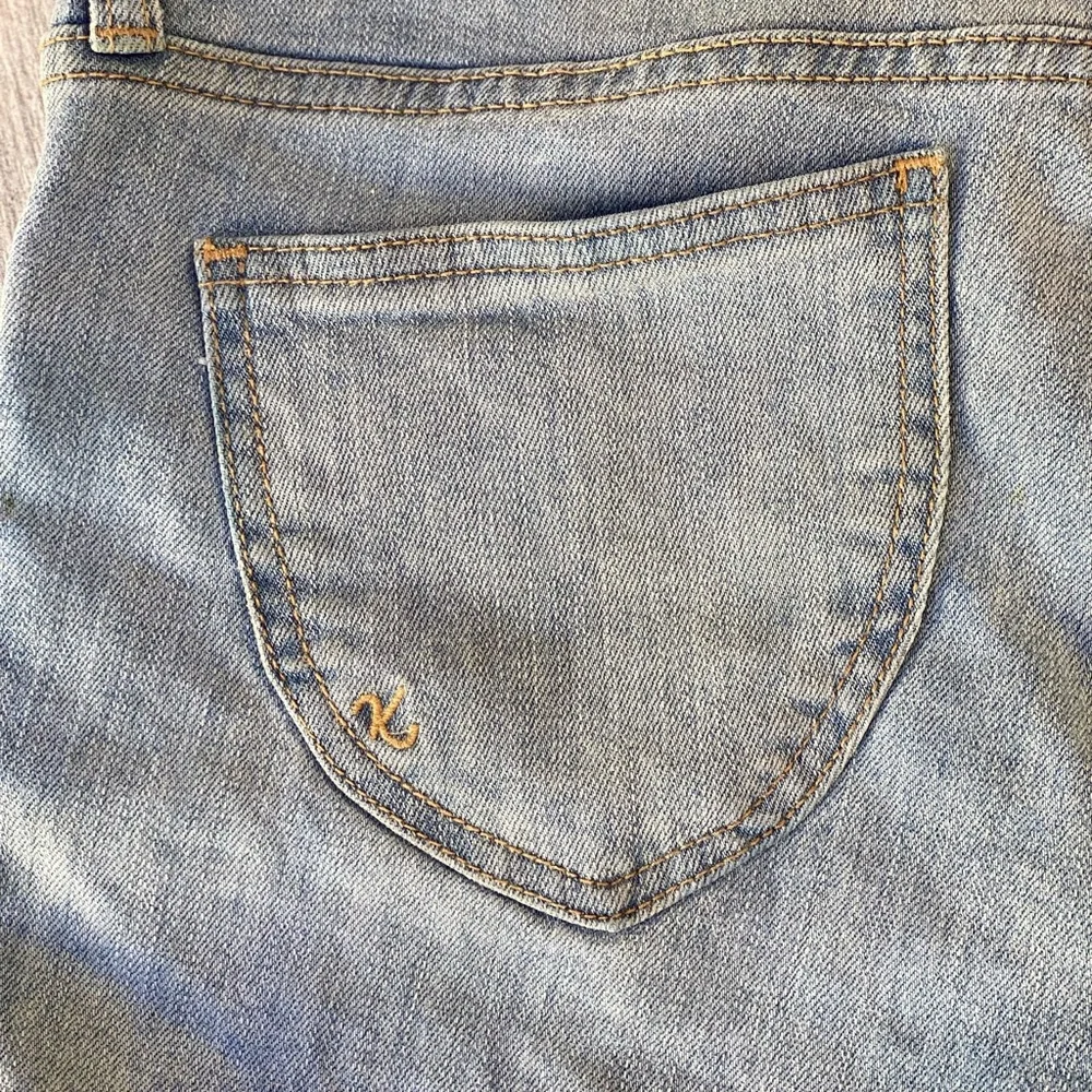 Kut from the kloth fray shorts size 2 - Picture 9 of 9